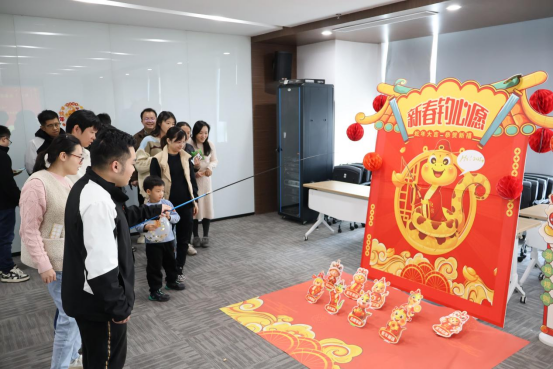祥蛇贺岁，共赴新程