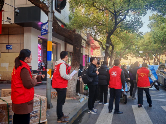 “金兵”出马解民忧   志愿服务显温情 -----江铃财务公司开展志愿服务活动