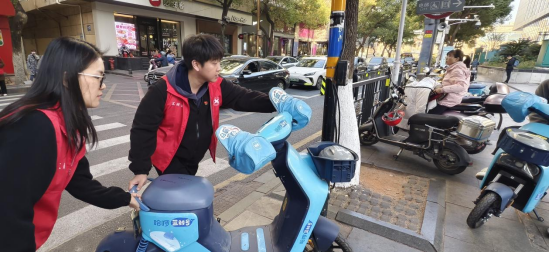 “金兵”出马解民忧   志愿服务显温情 -----江铃财务公司开展志愿服务活动